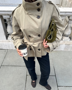 KLARV Kurzer Damen Trenchcoat mit Gürtel in Beige und Olivgrün