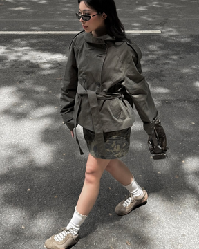 KLARV Kurzer Damen Trenchcoat mit Gürtel in Beige und Olivgrün