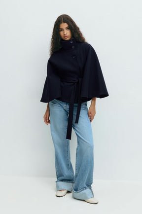 Stylische Cape-Jacke mit Bindegürtel und hohem Stehkragen