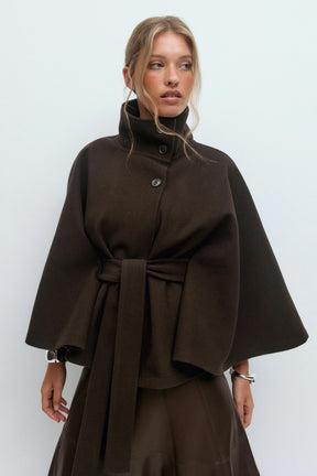 Eleganter brauner Cape-Mantel mit Bindegürtel und weiten Ärmeln