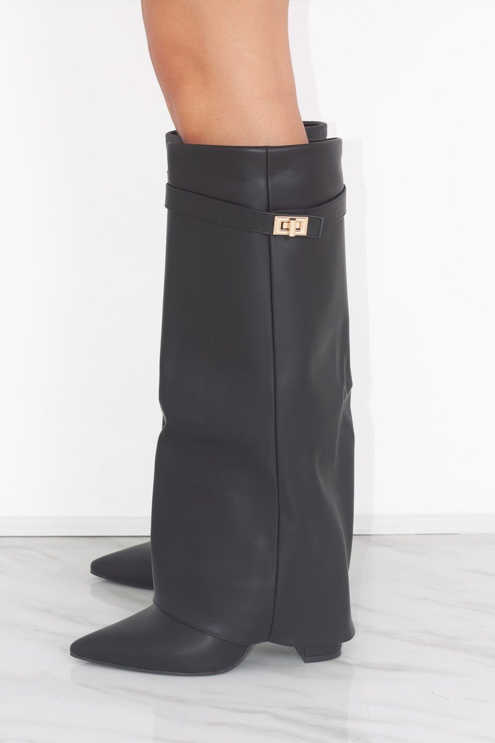 Elegante Kniehohe Veloursstiefel mit breitem Schaft, goldener Spange & Blockabsatz