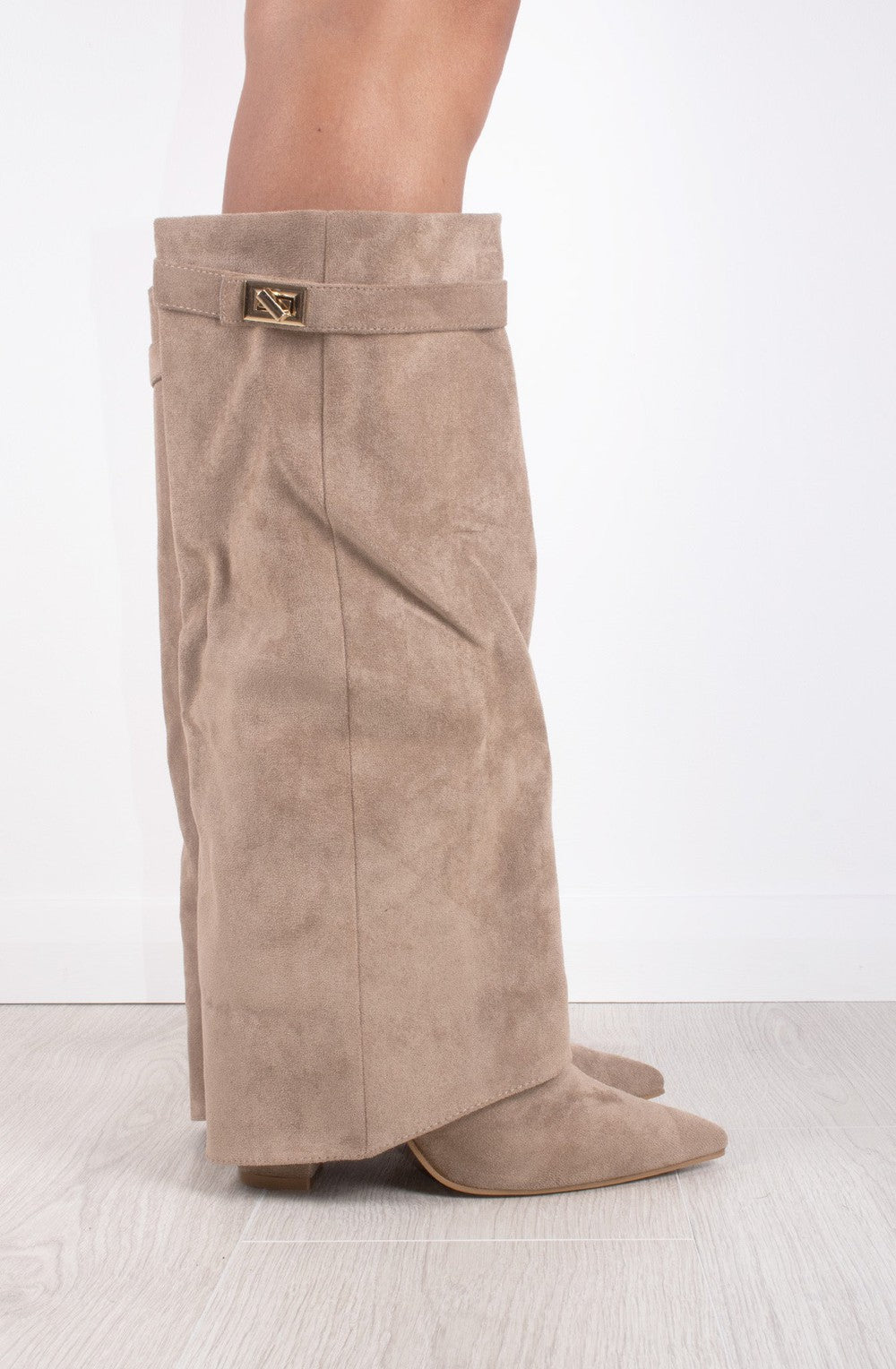Elegante Kniehohe Veloursstiefel mit breitem Schaft, goldener Spange & Blockabsatz