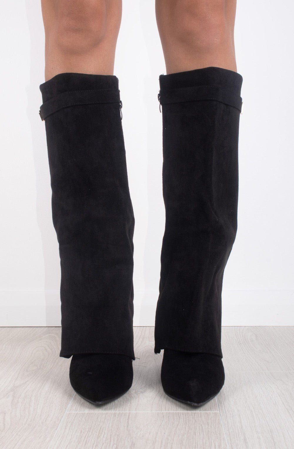 Elegante Kniehohe Veloursstiefel mit breitem Schaft, goldener Spange & Blockabsatz